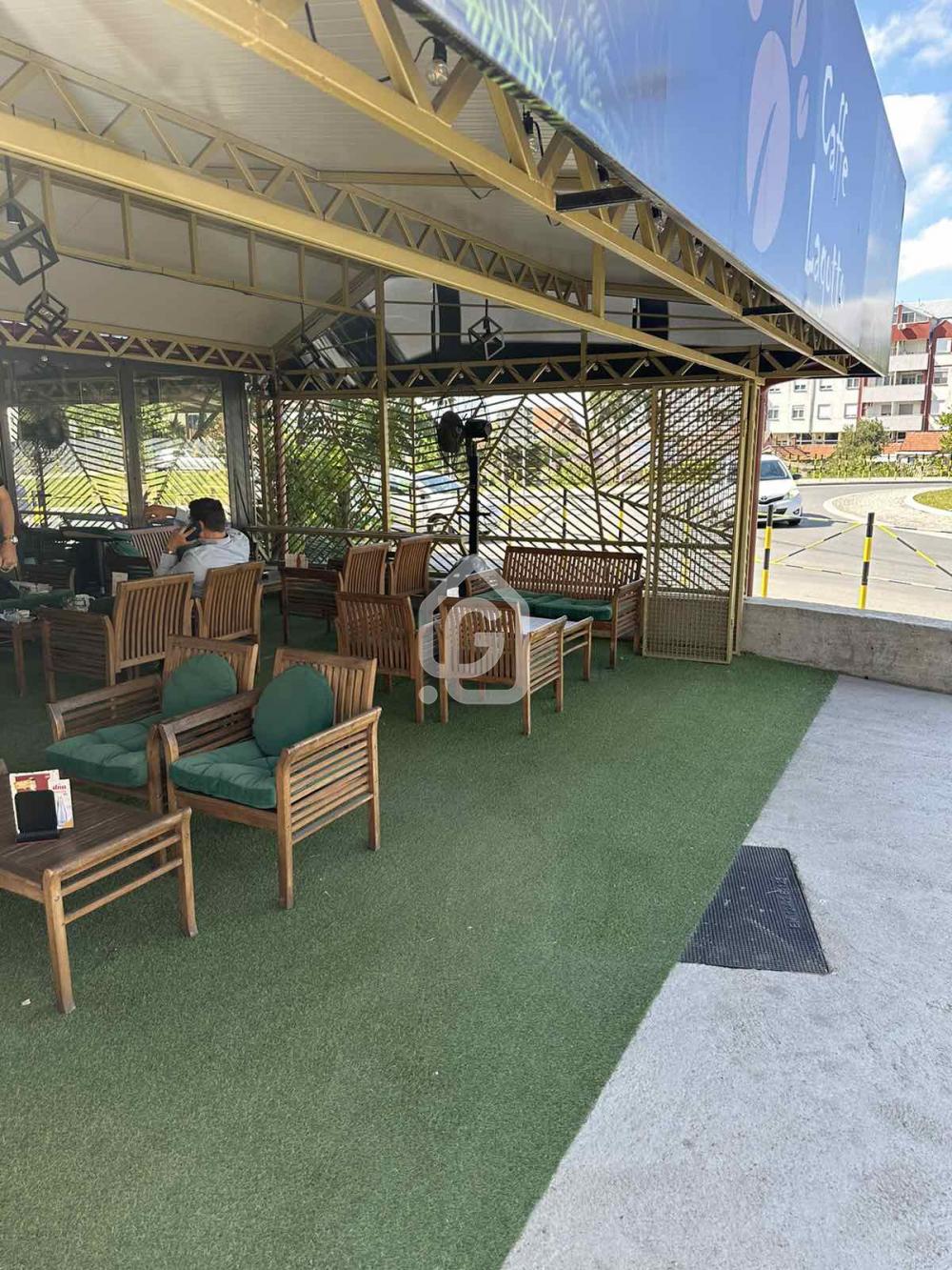 Razređen posao-kafe bar, dve bašte 40m2 i 25m2 ID#1423